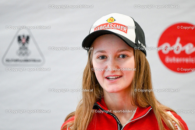 AUT, Pressekonferenz Skisprung-Damen-Weltelite macht Station in Oberoesterreich | 12.02.2024, Olympiazentrum Linz, AUT, Pressekonferenz Skisprung-Damen-Weltelite macht Station in Oberoesterreich, im Bild Julia Muehlbacher (OeSV-Nationalteam-Skispringerin)
