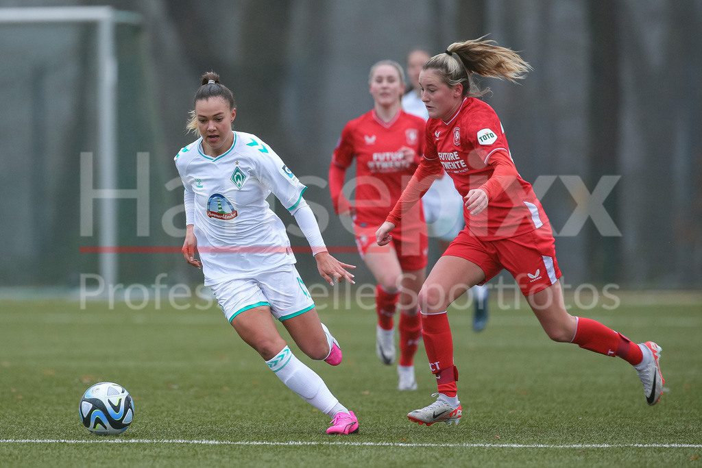 Fussball, Testspiel Frauen, SV Werder Bremen - FC Twente Enschede | v.li.: Maja Sternad (SV Werder Bremen, 11) und Wieke Kaptein (FC Twente Vrouwen, 20) im Zweikampf, Duell, Dynamik, Aktion, Action, Spielszene