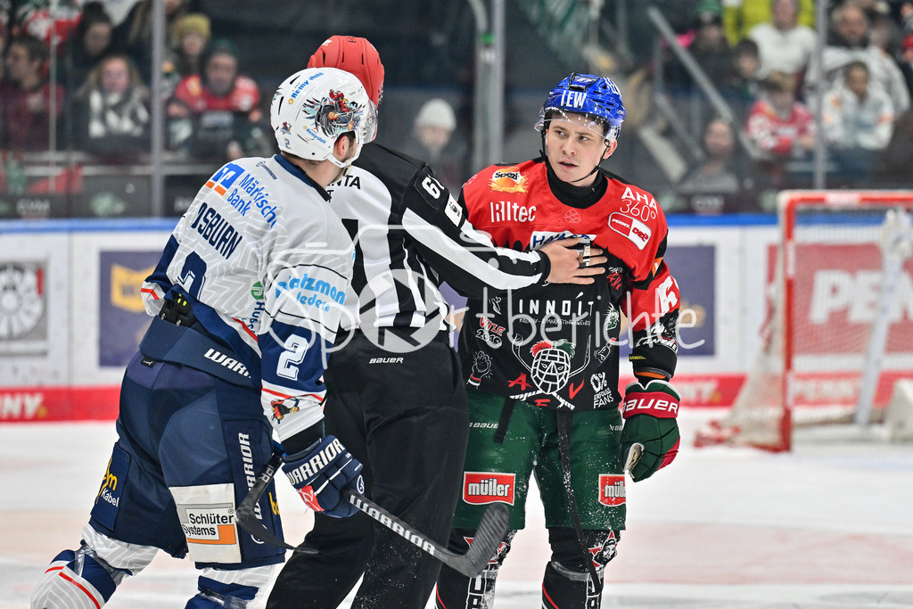 Augsburger Panther - Iserlohn Roosters | in dieser szene sind sich Zach OSBURN (Iserlohn Roosters 2) und Florian ELIAS (Augsburger Panther #67) uneinig / Kampf / fight / DEL: Augsburger Panther - Iserlohn Roosters, Curt Frenzel Stadion am 17.11.2024