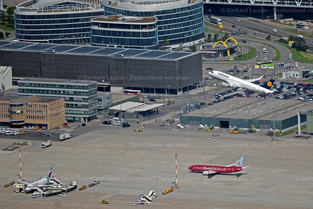 4047060A | STUTTGART 11.08.2021 Passagierflugzeug der Lufthansa beim Start und Steigflug über dem Flughafen in Stuttgart im Bundesland Baden-Württemberg, Deutschland. Weiterführende Informationen bei: Deutsche Lufthansa Aktiengesellschaft,  Flughafen Stuttgart GmbH. // Airliner - Passenger aircraft of Lufthansa at the start and climb over the airport in Stuttgart in the state Baden-Wuerttemberg, Germany. Further information at: Deutsche Lufthansa Aktiengesellschaft,  Flughafen Stuttgart GmbH. Foto: Gerhard Launer