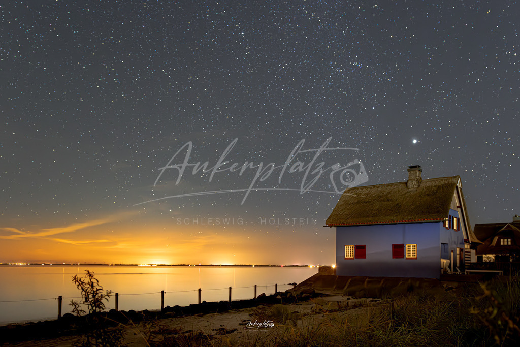 Blaue Haus Nachts | ankerplatz-schleswig-holstein - Realisiert mit Pictrs.com