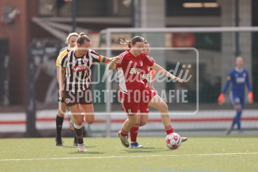 Fußball I Frauen I Saison 2025-2026 I Regionalliga Nord I 15. Spieltag I St. Pauli - SpVg Aurich-59 | Annie Mcintosh Kingman (14, FC St. Pauli) und Milla Svehla (8, SpVg Aurich) im Kampf um den Ball. - Realisiert mit Pictrs.com