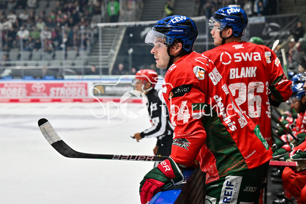 Augsburger Panther - Iserlohn Roosters | Im Bild  D. J. BUSDEKER (Augsburger Panther #14) auf der Bank der Panther / Penny DEL: Augsburger Panther - Iserlohn Roosters; Curt Frenzel Stadion am 21.09.2025