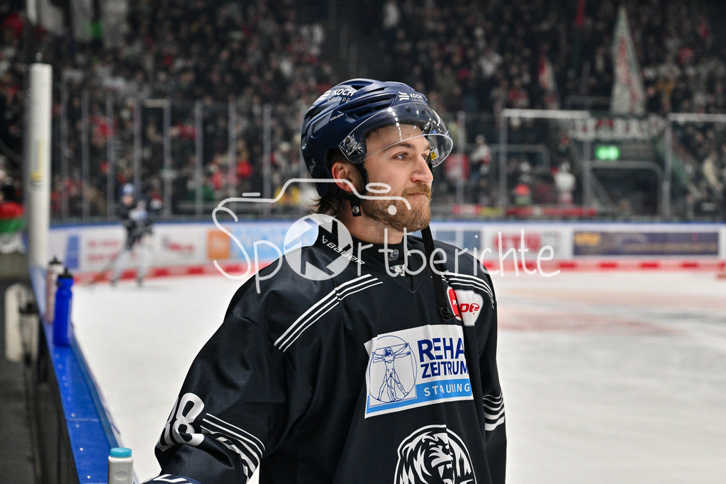 Augsburger Panther - Straubing Tigers | im Bild JC LIPON (Straubing Tigers #88) beim warmup / Freisteller / Einzelfoto / DEL: Augsburger Panther - Straubing Tigers, Curt Frenzel Stadion am 29.11.2024