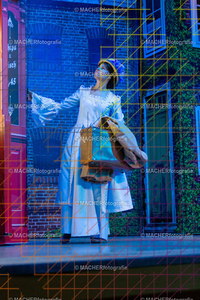 354_MFL-2025 | Portraitbilder von Regisseur; Darsteller; Techniker; Maske; Kostüme; Chor; Musiker; Bilderserie der Generalprobe und der Premierenvorstellung, Szenenbilder; Ausdrucksstudien; Bühnenüberblick; Bühnenkulissen; Pressefotos inkl. Redaktionsfoto Darstellergruppe.