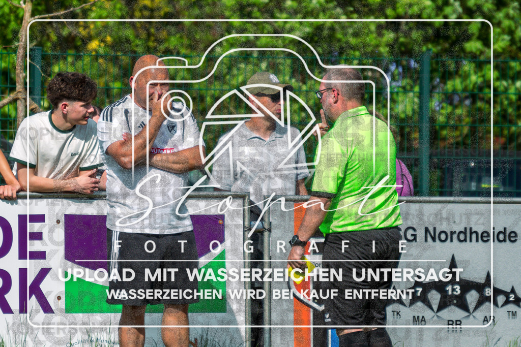 Kreisliga Herren HK - SG Nordheide vs. FG Fulde-Stellichte | Sascha Bernholz, Mario Walter (Schiedsrichter); Kreisliga Herren HK - SG Nordheide vs. FG Fulde-Stellichte am 03.05.2026 in Sportplatz, Kirchboitzen - Realisiert mit Pictrs.com