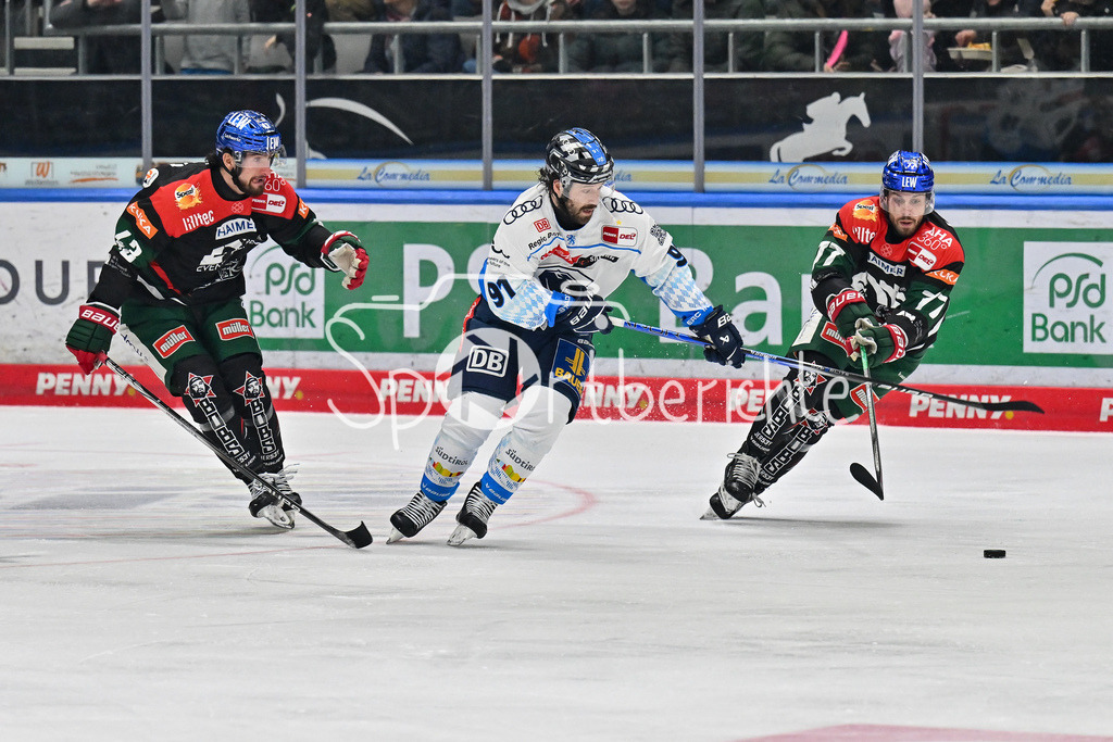 Augsburger Panther - ERC Ingolstadt | v. l. Leon VAN DER LINDE (Augsbuerger Panther #43), Riley SHEEN (ERC Ingolstadt #91) und Luca TOSTO (Augsburger Panther #77) / Duell / Zweikampf / DEL: Augsburger Panther - ERC Ingolstadt, Curt Frenzel Stadion am 26.01.2025