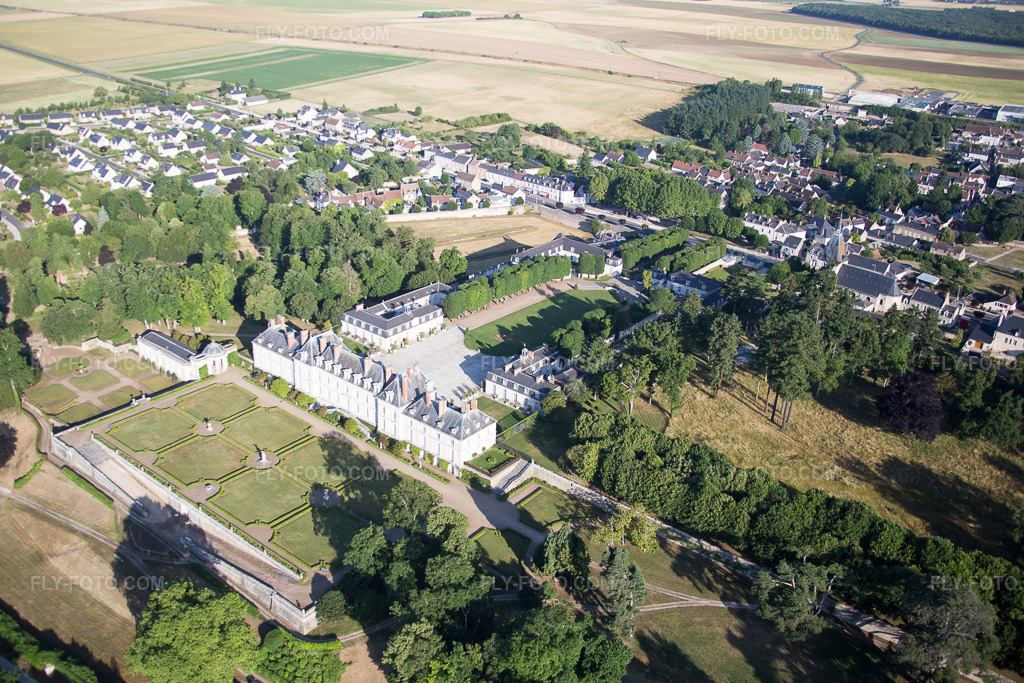 Aerial view: View of the town in Menars in the state Loir et Cher, France. – Photo: IMG_082102.jpg taken on 06/20/2015 by Werner Riehm/FLY-FOTO.com – Resolution of the original: 5472 x 3648 px