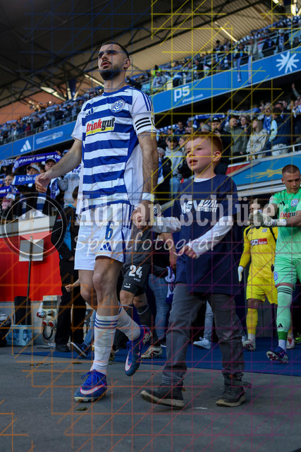 07.04.2026, GER, Fussball, Herren, 3. Liga, Saison 2025/2026, MSV Duisburg - VfL Osnabrück | Rasim Bulic (MSV Duisburg) läuft ein mit Kind 