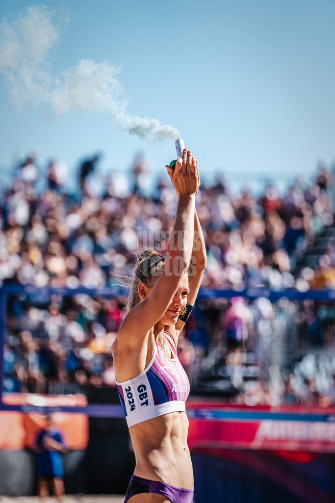 Beachvolleyball | Frauen | Allianz German Beach Tour | Deutsche Beachvolleyball-Meisterschaft 2024 | 31.08.2024 | Paula Schürholz läuft mit einem Rauchtopf ein