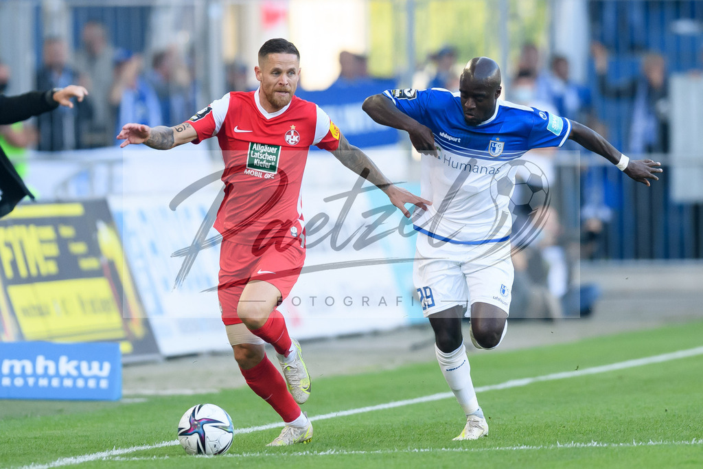 FCMFCK20210904_019 | Fussball, Herren: Mike Wunderlich (1. FC Kaiserslautern) und Amara Conde (1. FC Magdeburg) im Zweikampf beim Spiel der 3. Liga zwischen 1. FC Magdeburg und 1. FC Kaiserslautern in der MDCC-Arena am 04.09.2021 in Magdeburg, Deutschland.DFB / DFL REGULATIONS PROHIBIT ANY USE OF PHOTOGRAPHS AS IMAGE SEQUENCES AND/OR QUASI-VIDEO. - Realisiert mit Pictrs.com