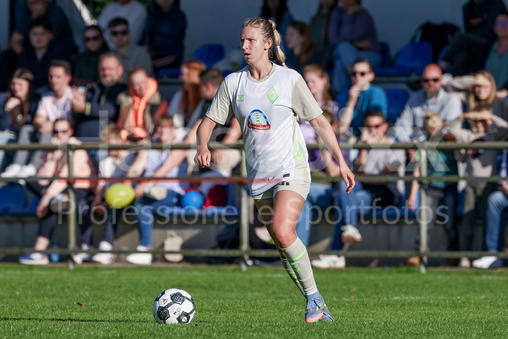 Fussball, DFB-Pokal Frauen, SC Victoria Hamburg - SV Werder Bremen | Kaylie Ronan (SV Werder Bremen, 4) am Ball, Freisteller, Einzelbild, Ganzkörper, Aktion, Action, Spielszene, DIE DFB-RICHTLINIEN UNTERSAGEN JEGLICHE NUTZUNG VON FOTOS ALS SEQUENZBILDER UND/ODER VIDEOÄHNLICHE FOTOSTRECKEN. DFB REGULATIONS PROHIBIT ANY USE OF PHOTOGRAPHS AS IMAGE SEQUENCES AND/OR QUASI-VIDEO.