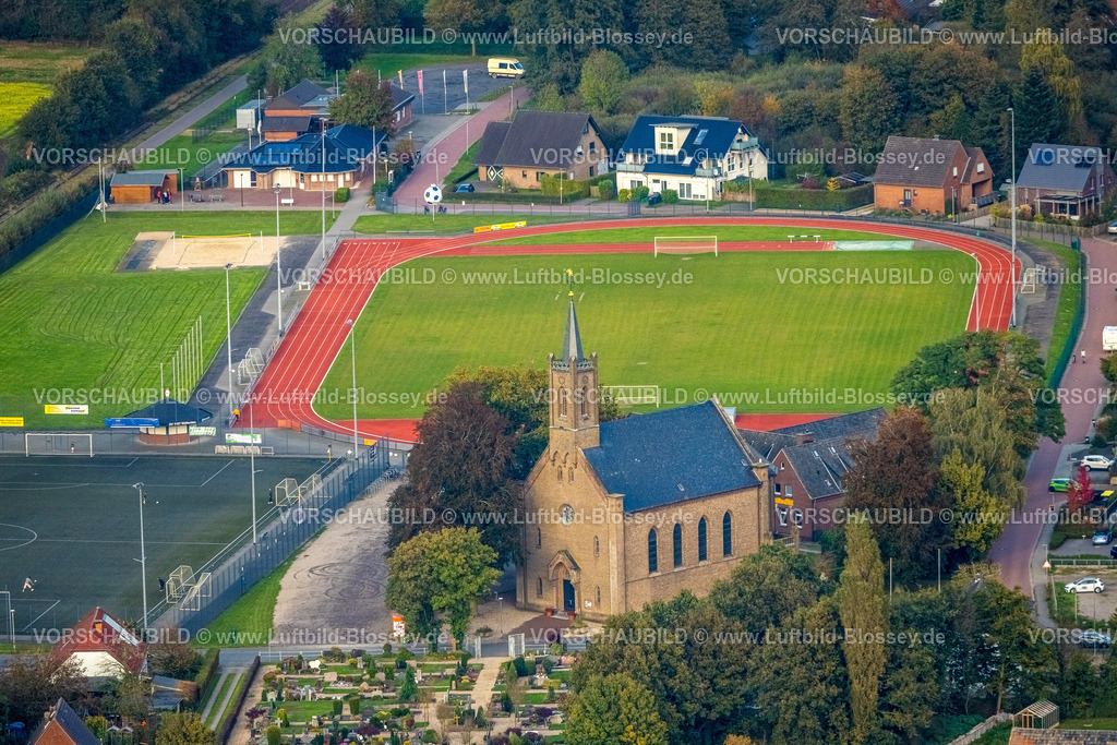 Kranenburg241014879 | Luftbild, Sportplatz Fußballstadion und Leichtathletikstadion SV 1927 Nütterden e. V, St. Antonius Abbas Kirche, Nütterden, Kranenburg, Niederrhein, Nordrhein-Westfalen, Deutschland