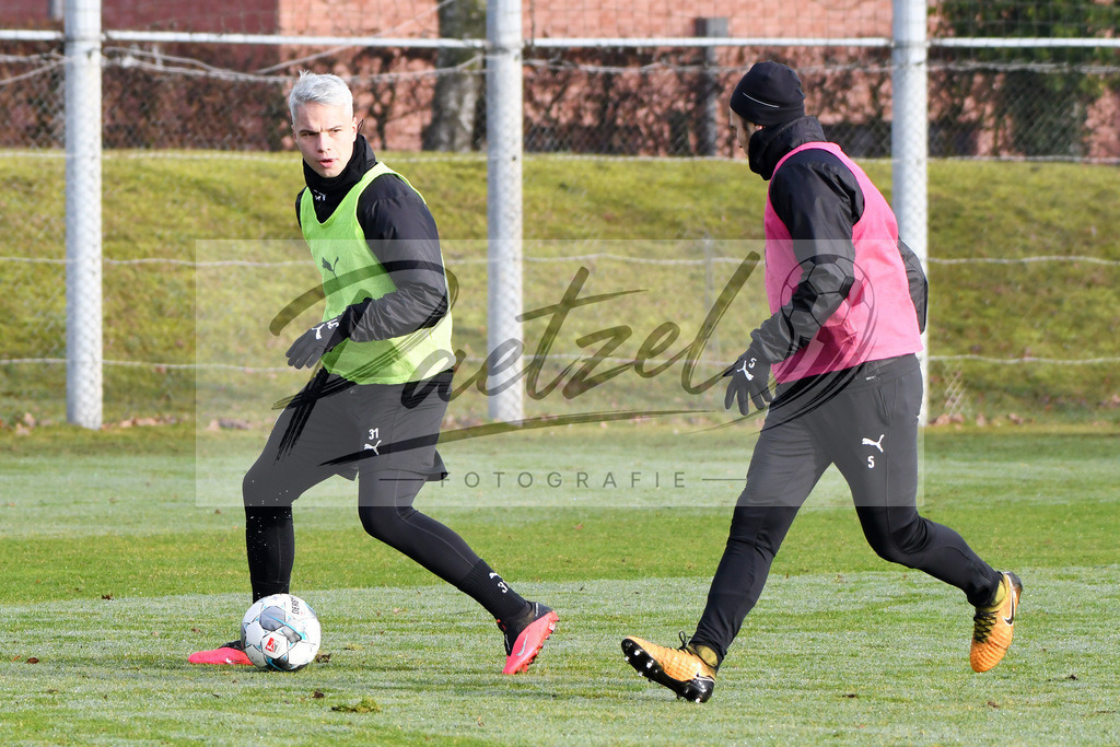 20200126_TRAOSN_0039 | Fußball, Herren: Niklas Schmidt (VfL Osnabrück) und Konstantin Engel (VfL Osnabrück) im Zweikampf beim Training des VfL Osnabrück am 26.01.2020 im Sportpark Illoshöhe in Osnabrück, Deutschland.(Foto von Nico Paetzel) - Realisiert mit Pictrs.com