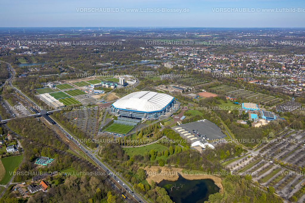 Gelsenkirchen220402787 | Luftbild, Veltins-Arena Bundesligastadion des FC Schalke 04 mit geschlossenem Dach und ausgefahrenem Spielfeld Rasen, Trainingsplätze Berger Feld, Erle, Gelsenkirchen, Ruhrgebiet, Nordrhein-Westfalen, Deutschland