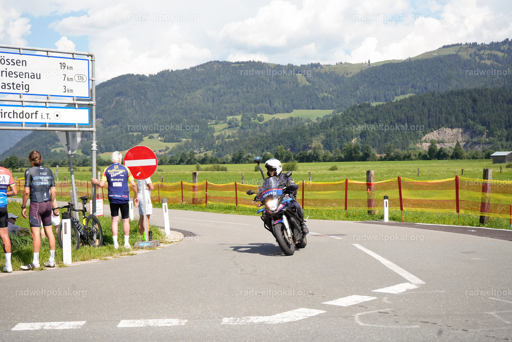 539_20230817_Bewerb_Maenner_Muehlanger | AUT - OESTERREICH, 2023-08-16: SPORT RENNRAD-FAHREN - 55. INTERNATIONALER RADWELTPOKAL IN ST. JOHANN IN TIROL  - Vintage-Radrennen mit WM-Bronze-Medaillen-Siegerin Christina Schweinberger, den Teilnehmer und Alexander Baumann (vom Orginastions-Team) - TAG 2 BEWERB MAENNER IN SECHS GRUPPEN  ; Foto: Roland Muehlanger