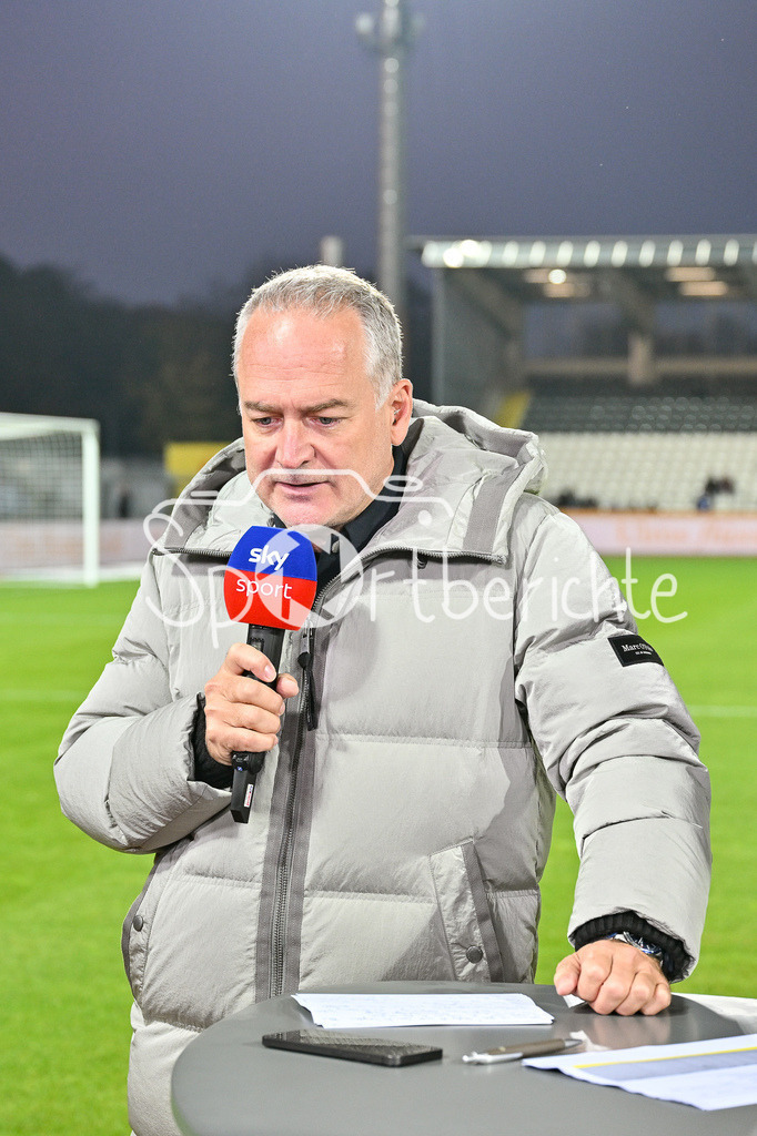 SSV Ulm 1846 Fussball - FC Schalke 04 | SKY Sport Moderator Stefan HEMPEL mit Mikrofon in Akiton / Freisteller / Einzelfoto / 2. Bundesliga: SSV Ulm 1846 Fussball - FC Schalke 04, Donaustadion am 01.11.2024