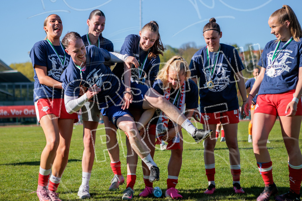 Gipfeltreffen der Frauen: Finale um den Sachsenlotto Landespokal 2026 | Am 1. Mai 2026 trafen im Endspiel des Sachsenlotto Landespokals die Frauen des Chemnitzer FC und die zweite Mannschaft von RasenBallsport Leipzig aufeinander. Vor stimmungsvoller Kulisse kämpften beide Teams ab 15:00 Uhr um die begehrte Trophäe des sächsischen Fußballs. Diese Galerie zeigt die Highlights, packende Zweikämpfe und die emotionalsten Momente des Finaltags. - Realisiert mit Pictrs.com