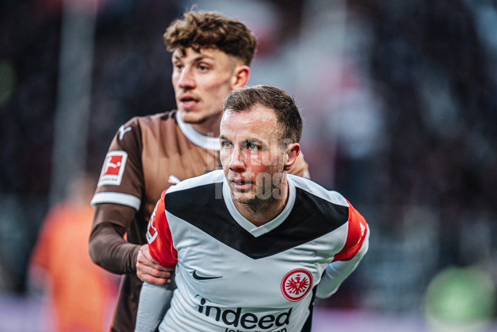 Fußball | Männer | Saison 2024/2025  | Fußball-Bundesliga | 16. Spieltag | FC St. Pauli vs. Eintracht Frankfurt | 11.01.2025 | vorne Mario Götze (#27, Eintracht Frankfurt) hinten Philipp Treu (#23, FC St. Pauli)