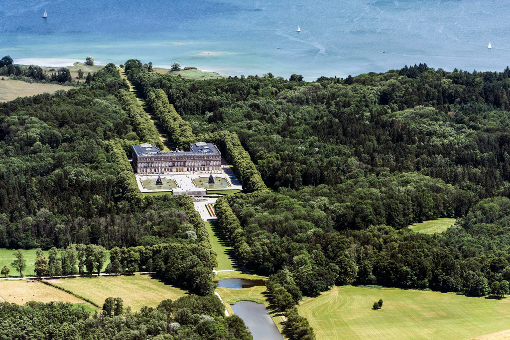 dr__0018579.jpg | CHIEMSEE 01.07.2017 Gebäudekomplex im Schlosspark von Schloss Herrenchiemsee auf der Herreninsel (frühere Bezeichnung Herrenwörth) im Chiemsee im Bundesland Bayern. // Building complex in the park of the castle Herrenchiemsee in Chiemsee in the state Bavaria. Foto: Daniel Reiter