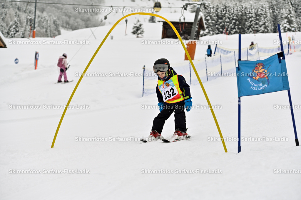 SRF_20.02.2026_0015 | Skirennfotos,Serfaus,Fiss,Ladis,Kinderskirennen,Winter,Tirol,Oberland,skirace,SFL,feelfree,weil wir's genießen,ski,Ski,skifahren,Sonnenplateau, - Realisiert mit Pictrs.com