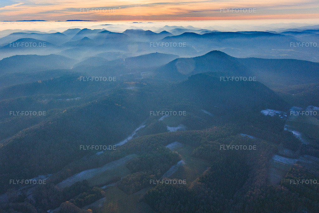 Luftbild: Pfälzerwalds und Nordvogesen im Abenddunst in Erlenbach bei Dahn im Bundesland Rheinland-Pfalz in Deutschland. Foto: IMG_151906.jpg vom 22.11.2025 durch Werner Riehm/FLY-FOTO.de