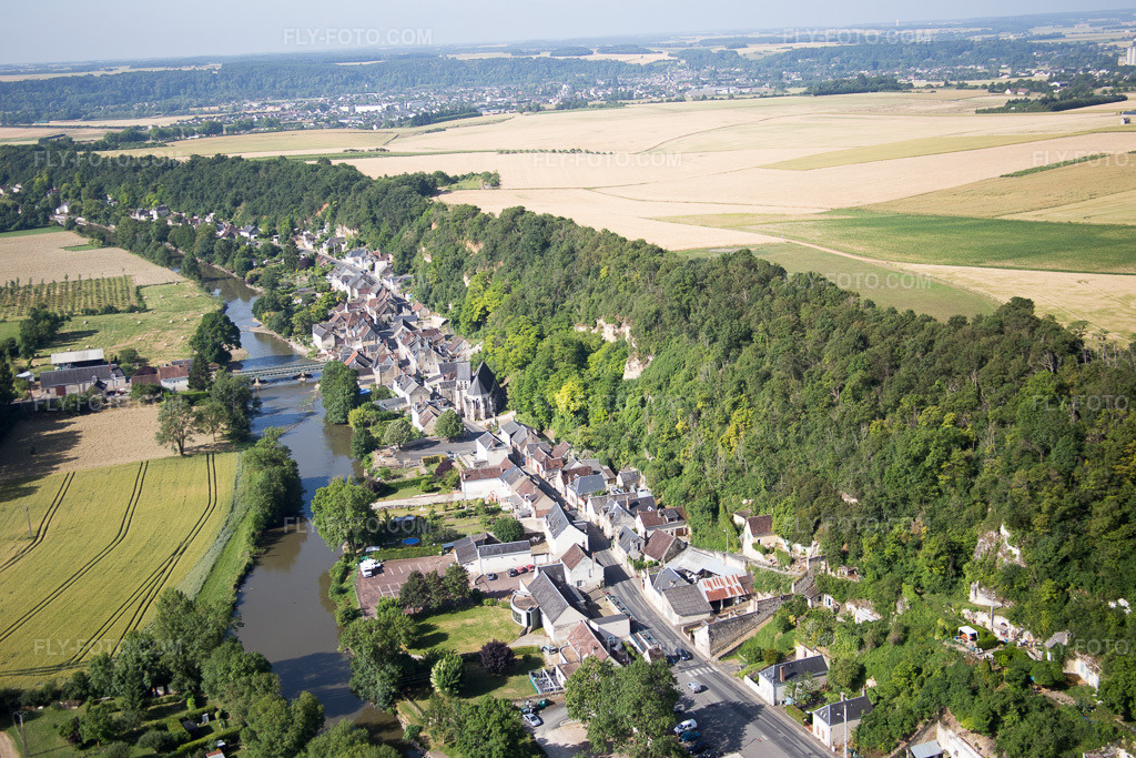 Aerial view: View of the town in Les Roches-l'Évêque in the state Loir et Cher, France. – Photo: IMG_081131.jpg taken on 06/19/2015 by Werner Riehm/FLY-FOTO.com – Resolution of the original: 5472 x 3648 px