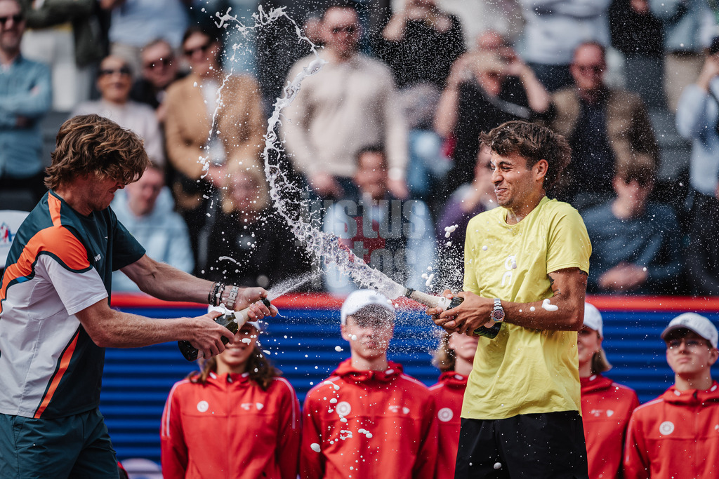 Tennis | Männer | bitpanda Hamburg Open Finale | ATP 500 | Andrei Andrejewitsch Rubljow (RUS) vs. Flavio Cobolli (ITA) | 24.05.2025 | v.l. zweitplatzierter Andrei Andrejewitsch Rubljow und Turniersieger Flavio Cobolli bei der Siegerehrung Sektdusche