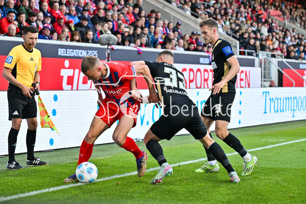 1. FC Heidenheim - SV Elversberg 07 | im Duell Adrian BECK (Heidenheim 21) und Maximilian ROHR (SV Elversberg 31) / Zweikampf / Relegation Bundesliga: 1. FC Heidenheim - SV Elversberg 07, Voith-Arena am 22.05.2025 / DFL REGULATIONS PROHIBIT ANY USE OF PHOTOGRAPHS AS IMAGE SEQUENCES AND/OR QUASI-VIDEO / BLD / ZDF / Tom ZIMMERSCHIED (SV Elversberg 29)