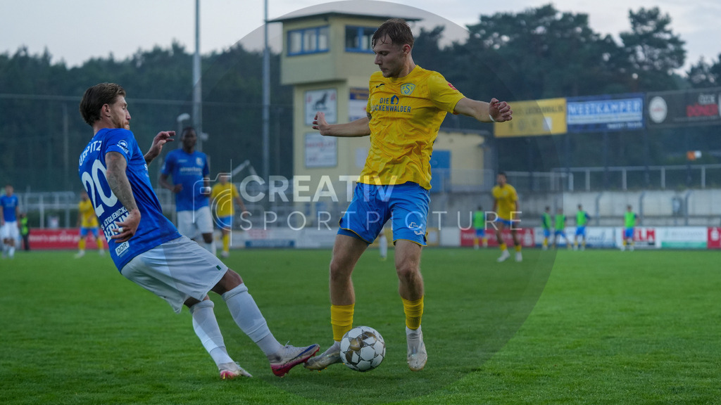Fußball, Herren, Saison 2025/2026, Regionalliga Nordost, 6. Spieltag, FSV 63 Luckenwalde vs. VSG Altglienicke, Freitag 28.08.2025, Werner-Seelenbinder-Stadion Luckenwalde | Fußball, Herren, Saison 2025/2026, Regionalliga Nordost, 6. Spieltag, FSV 63 Luckenwalde vs. VSG Altglienicke, Freitag 28.08.2025, Werner-Seelenbinder-Stadion Luckenwalde, Im Bild: Philip Türpitz (l. Altglienicke) und Fabio Schneider (r. Luckenwalde) - Realisiert mit Pictrs.com