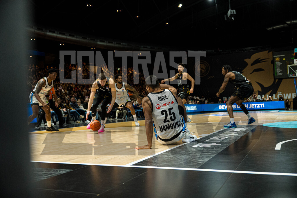 Basketball I Herren I Bundesliga I Saison 2025/2026 I 7. Spieltag I Basketball Löwen Braunschweig - Veolia Towers Hamburg | Kenneth Ogbe (25, Veolia Towers Hamburg) sitzt am Boden - Realisiert mit Pictrs.com