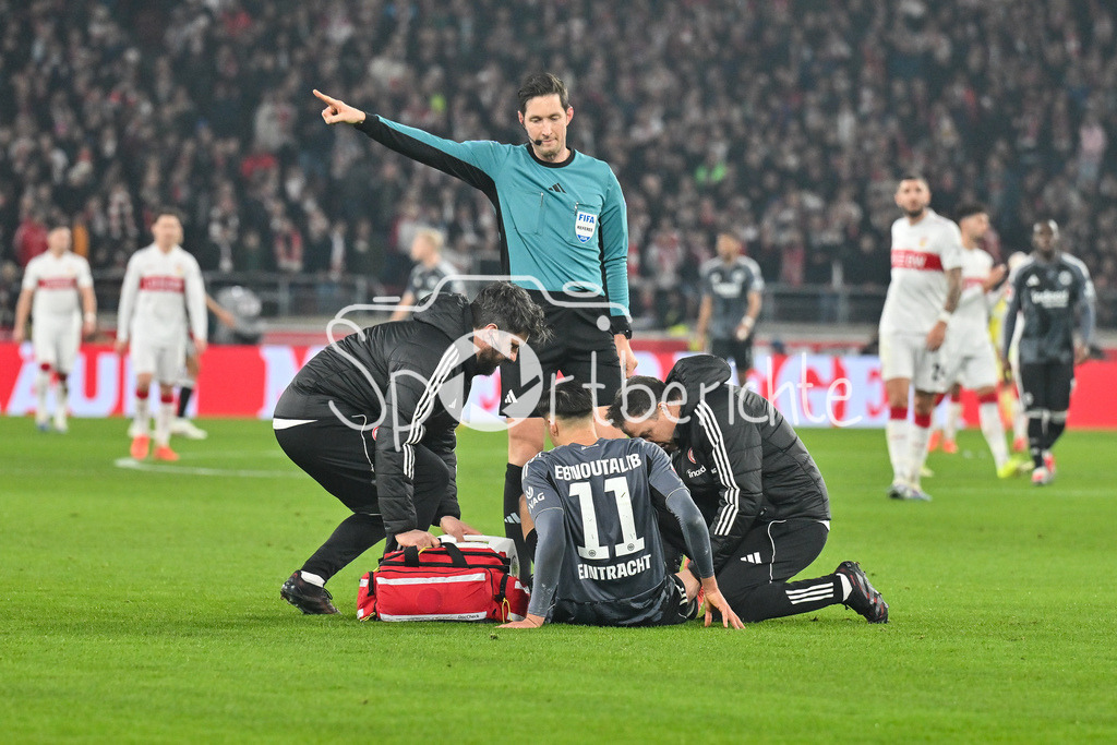 VfB Stuttgart - SG Eintracht Frankfurt | STUTTGART, GERMANY - 13. JANUARY: Younes EBNOUTALIB (Eintracht Frankfurt 11) muss verletzt ausgewechselt werden / Verletzung während dem Bundesligamatch zwischen dem VfB Stuttgart und der SG Eintracht Frankfurt am 17. Spieltag in der MHP-Arena / DFL REGULATIONS PROHIBIT ANY USE OF PHOTOGRAPHS AS IMAGE SEQUENCES AND/OR QUASI-VIDEO