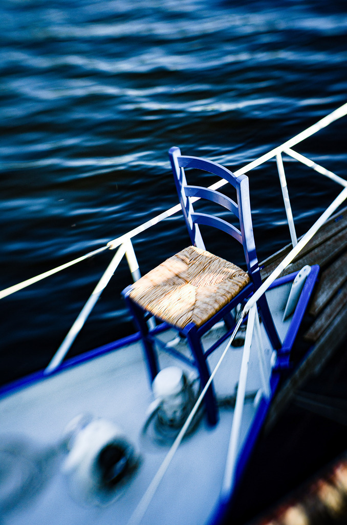 Platz an der Sonne | Stuhl auf Segelboot in der Sonne am Kai nahe am Alten Strandbad - Realisiert mit Pictrs.com