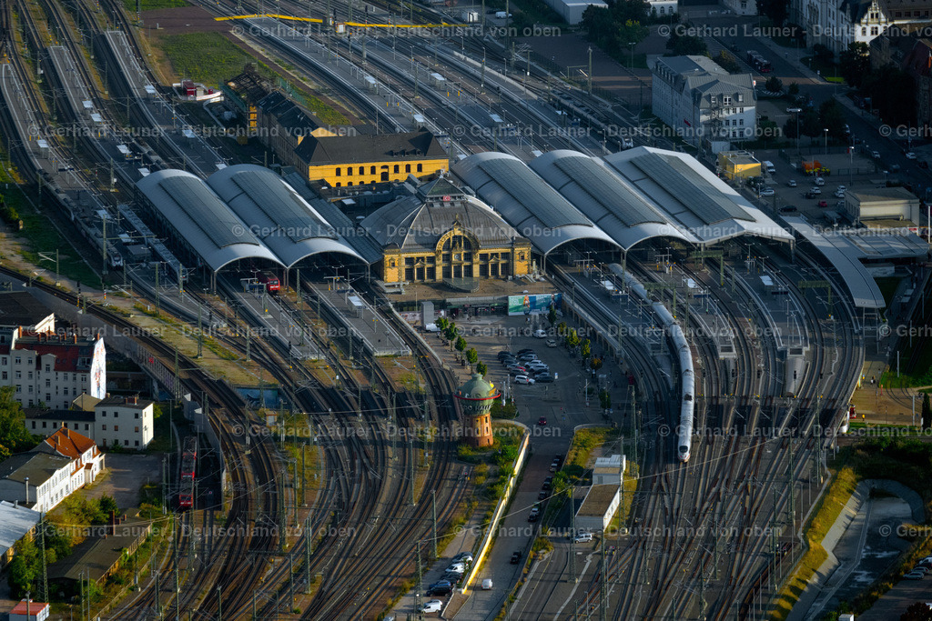 9102779 | HALLE (SAALE) 08.09.2021 Gleisverlauf und Gebäude des Hauptbahnhofes der Deutschen Bahn in Halle (Saale) am Hans-Dietrich-Genscher-Platz im Bundesland Sachsen-Anhalt, Deutschland. Weiterführende Informationen bei: DB Netz AG,  DB Regio AG,  DB Station &amp; Service AG,  Deutsche Bahn AG,  Hentschke Bau GmbH,  RKW Architektur + Rhode Kellermann Wawrowsky GmbH. // Track progress and building of the main station of the railway in Halle (Saale) in the state Saxony-Anhalt, Germany. Further information at: DB Netz AG,  DB Regio AG,  DB Station &amp; Service AG,  Deutsche Bahn AG,  Hentschke Bau GmbH,  RKW Architektur + Rhode Kellermann Wawrowsky GmbH. Foto: Gerhard Launer