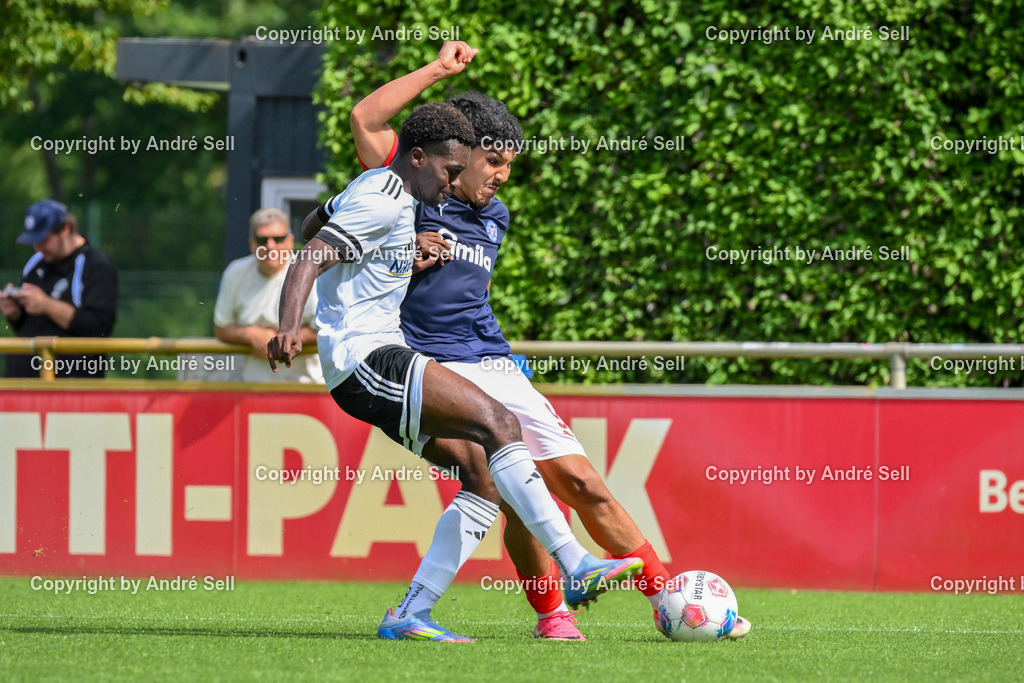 Holstein Kiel II vs 1. FC Phönix Lübeck II | Islam Matene (Holstein #9) vs Christen Mensah (Phönix #11) / Fußball-Oberliga Männer 2026/2027 / Holstein Kiel II vs 1. FC Phönix Lübeck II / Citti Fussball Park - Projensdorf / Kiel / 08.08.26 - Realisiert mit Pictrs.com