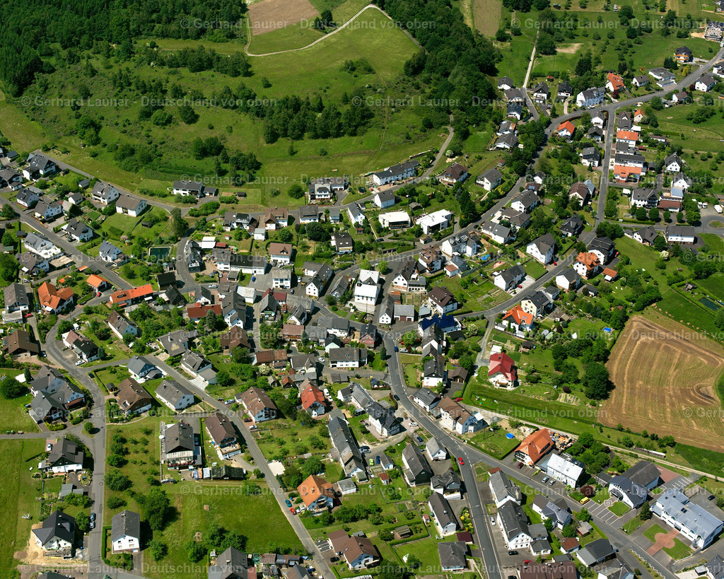 2611140 | STEINBACH 09.06.2006 Wohngebiet einer Einfamilienhaus- Siedlung  in Steinbach im Bundesland Hessen, Deutschland // Single-family residential area of settlement  in Steinbach in the state Hesse, Germany Foto: Gerhard Launer