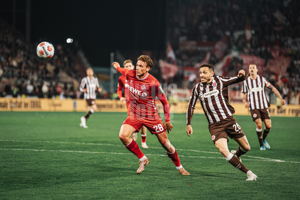 Fußball | Männer | Saison 2025/2026  | Fußball-Bundesliga | 30. Spieltag | FC St. Pauli vs. 1. FC Köln | 17.04.2026 | v.l. Sebastian Sebulonsen (#28, 1. FC Köln) und Mathias Pereira Lage (#28, FC St. Pauli)