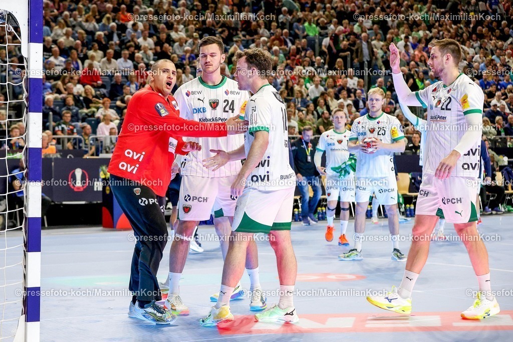 xSSCx19042602010 | 19.04.2026, xsscx, Handball, DHB-Pokal Lidl Final4, Finale, Füchse Berlin - Bergischer HC, Saison 2025 / 2026 Herren, Lanxess Arena, Köln: Dejan Milosavljev (Füchse Berlin #96), Lauro Pichiri (Füchse Berlin #24) und Hakun West av Teigum (Füchse Berlin #34) jubelnd nach einem verhinderten Treffer Photo: xSandraxScherningxPressefotoKochx