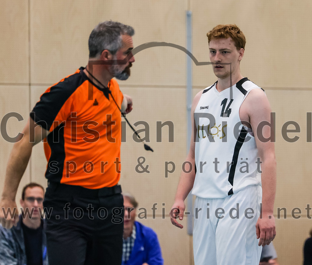 2022-05-01_040_TSV_Vaterstetten_gegen_DJK_Traunstein | Vaterstetten, Deutschland, 01.05.2022:
Basketball, Aufstiegsrunde zur Bayernliga 2021 / 2022, 5. Spieltag, TSV Vaterstetten gegen DJK Traunstein, Endergebnis: 87:79

Alain Gales (TSV Vaterstetten, #14)

Foto: Christian Riedel / fotografie-riedel.net