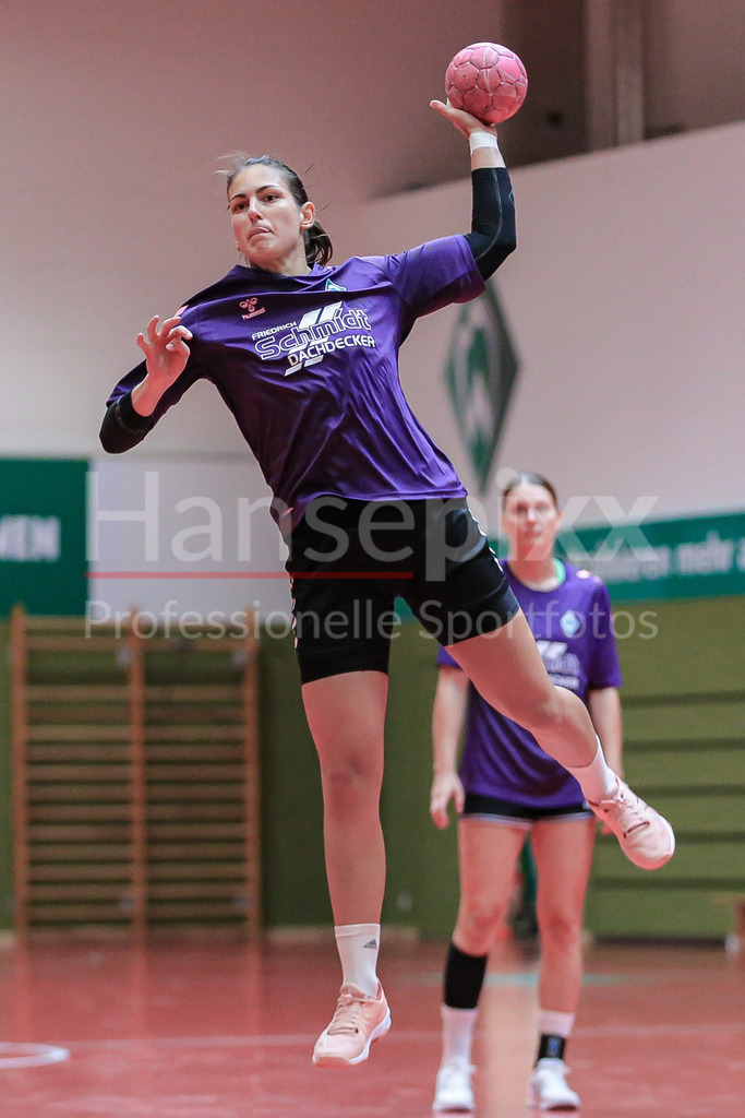 Handball, 2. Bundesliga Frauen, Training SV Werder Bremen | v.li.: Anna Lena Bergmann (SV Werder Bremen, 25)) beim Wurf, am Ball, Spielszene, Aktion, Action