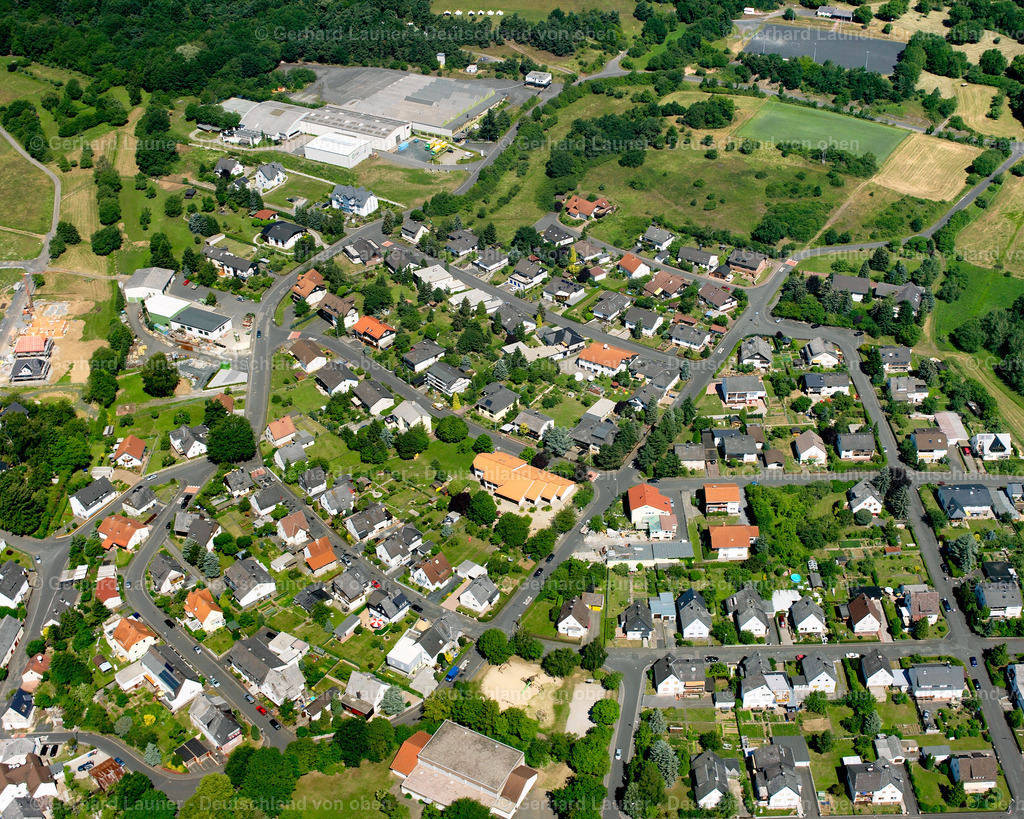 2610475 | HöRBACH 09.06.2006 Ortsansicht der Straßen und Häuser der Wohngebiete in Hörbach im Bundesland Hessen, Deutschland // Town View of the streets and houses of the residential areas in Hörbach in the state Hesse, Germany Foto: Gerhard Launer