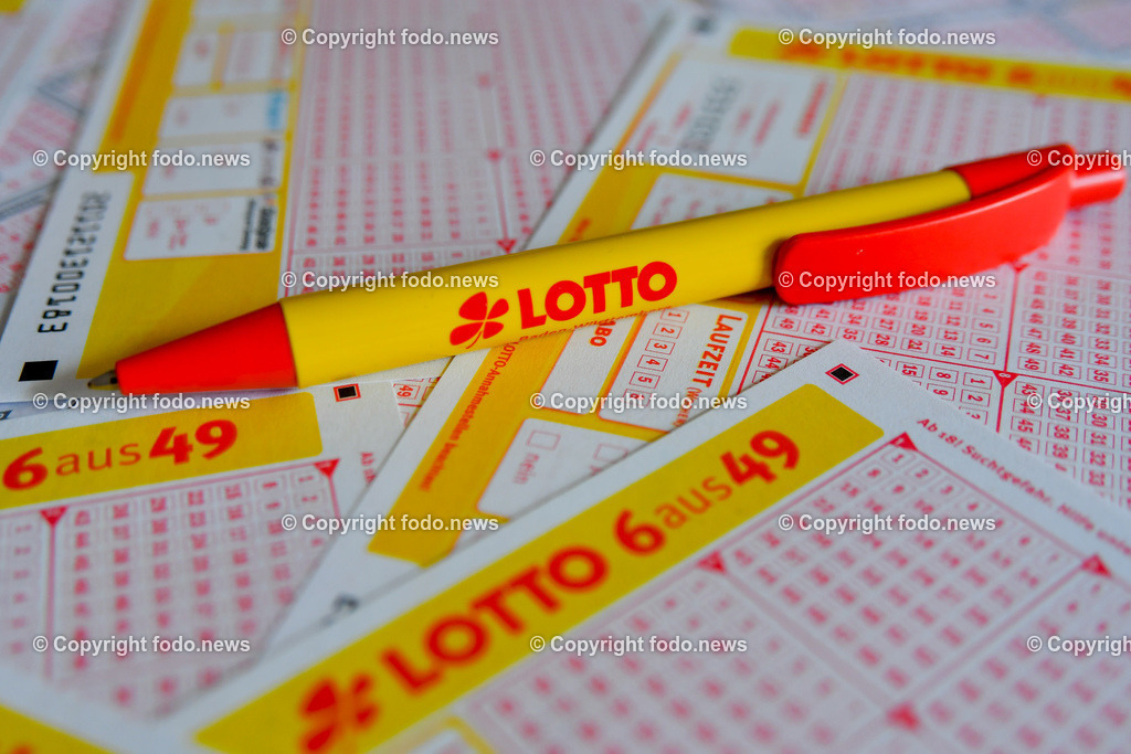 Lotto_ Lotterie_ 15.04.2025-4 | 15.04.2025, Deutschland, GER, Baden-Wuerttemberg im Bild Lotto, Lotterie, Lottoschein, Logo, 6 aus 49, Zahlenspiel, ankreuzen, Kugelschreiber, Stift, Zahlen, Kaestchen,  Gewinn, Gewinnzahlen, Einsatz, Ziehung, Jackpot, Themenbild, Feature, Symbolbild