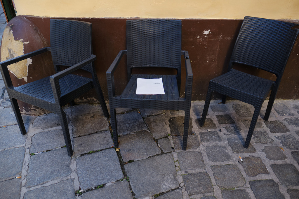 drei leere Stühle, einer mit Aufschrift Salzamt | Wien, Austria - November 06, 2020: Gedenken an den Terroranschlag vom 02.11.2020, drei leere Stühle, einer mit Aufschrift Salzamt. - Realisiert mit Pictrs.com