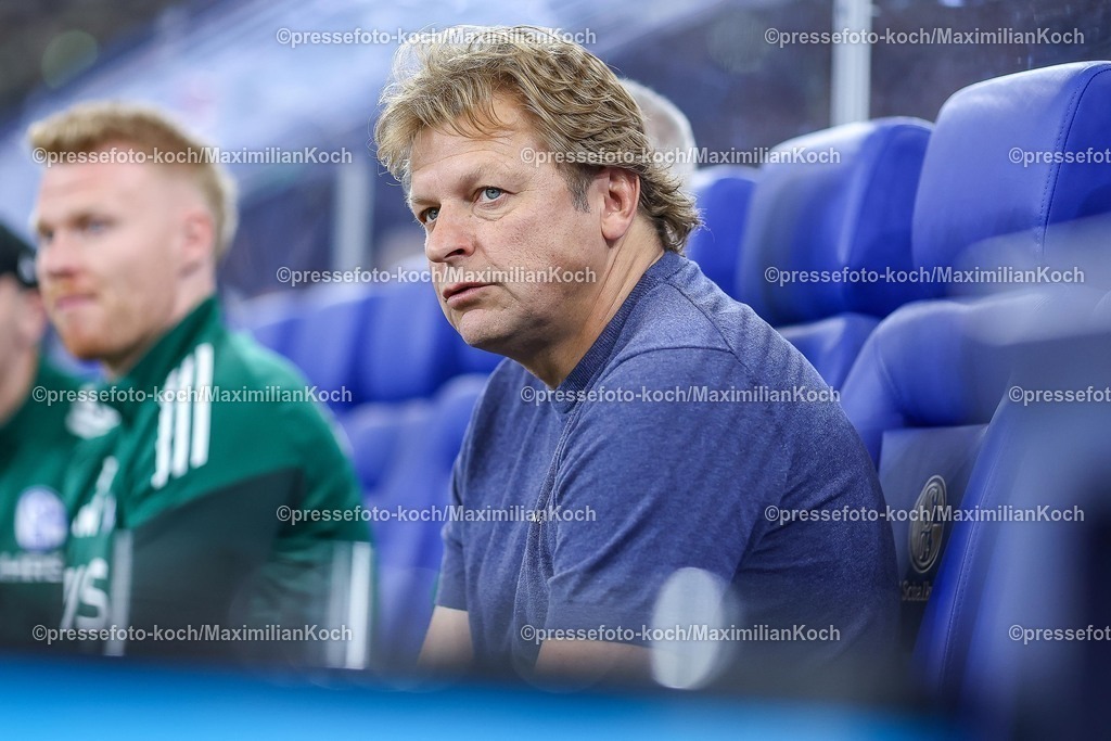 S0413092501035 | 13.09.2025, Fußball, FC Schalke 04 - Holstein Kiel, 5.Spieltag, 2. Fußball Bundesliga, Veltins-Arena Gelsenkirchen, Saison 2025 2026: Youri Mulder - Direktor Profifußball (Schalke04) DFB regulations prohibit any use of photographs as image sequences and or quasi-video.