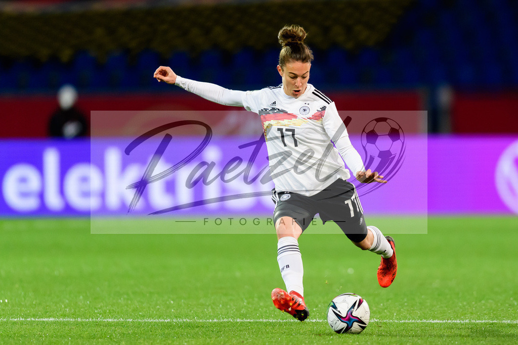 GERTUR20211126_123 | Fussball, Frauen: Felicitas Rauch (Germany) in Aktion, am Ball, Einzelaktion bei dem Spiel der WM-Qualifikation zwischen Deutschland und Tuerkei im Eintracht-Stadion am 26.11.2021 in Braunschweig, Deutschland. - Realisiert mit Pictrs.com