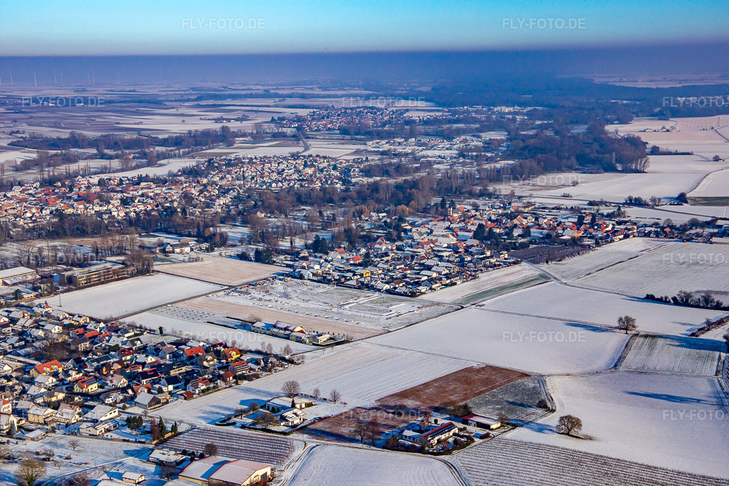 Luftbild: Ortsansicht aus Südwesten bei Schnee im Ortsteil Mühlhofen in Billigheim-Ingenheim im Bundesland Rheinland-Pfalz in Deutschland. Foto: IMG_139936.jpg vom 20.01.2024 durch Werner Riehm/FLY-FOTO.de