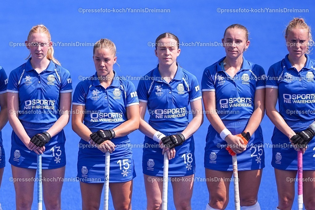 xydrx13082502034 | 13.08.2025, xydrx, Frauen EuroHockey Championship 2025, Gruppenphase, Gruppe B, Belgien - Schottland, Sparkassenpark Mönchengladbach: die Schottische Feldhockey Nationalmannschaft steht Seite an Seite