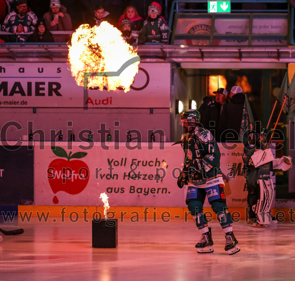 2025-12-28_035_TSV_Erding_gegen_onesto_Tigers_Bayreuth | Erding, Deutschland, 28.12.2025:Eishockey, Oberliga Süd 2025 / 2026, 31. Spieltag, TSV Erding gegen onesto Tigers Bayreuth, Endergebnis: 6:5 n.V.Philipp Michl (Erding Gladiators, #77)Foto: Christian Riedel / fotografie-riedel.net