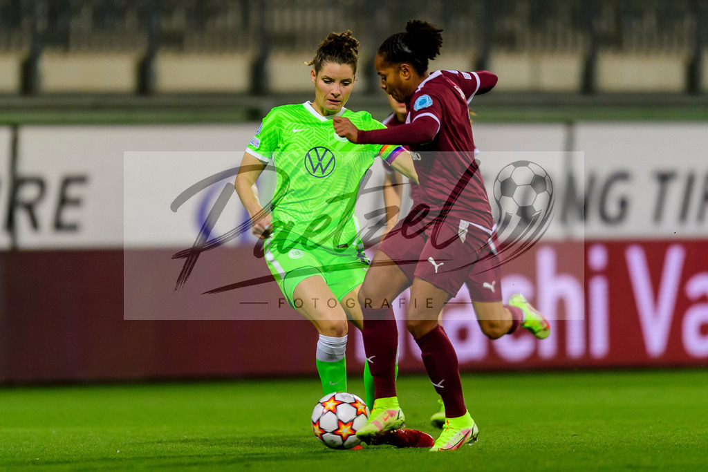 WOBSER20211013_037 | Fussball, Frauen: Dominique Janssen (VfL Wolfsburg) und Jade Boho (Servette FCCF) im Zweikampf beim Spiel der UEFA Women´s Champions League zwischen VfL Wolfsburg und Servette FC im AOK-Stadion am 13.10.2021 in Wolfsburg, Deutschland. - Realisiert mit Pictrs.com