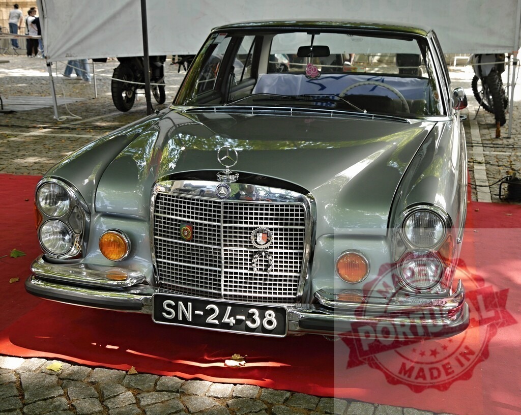 Mercedes-Benz 300 SEL vintage sedan on red carpet | Mercedes-Benz 300 SEL W109 vintage sedan presenting at an outdoor car show - Realisiert mit Pictrs.com